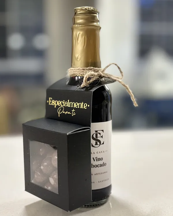 Botella pequeña de Vino abocado con tarjeta «Especialmente para ti» y una cajita negra con ventana.