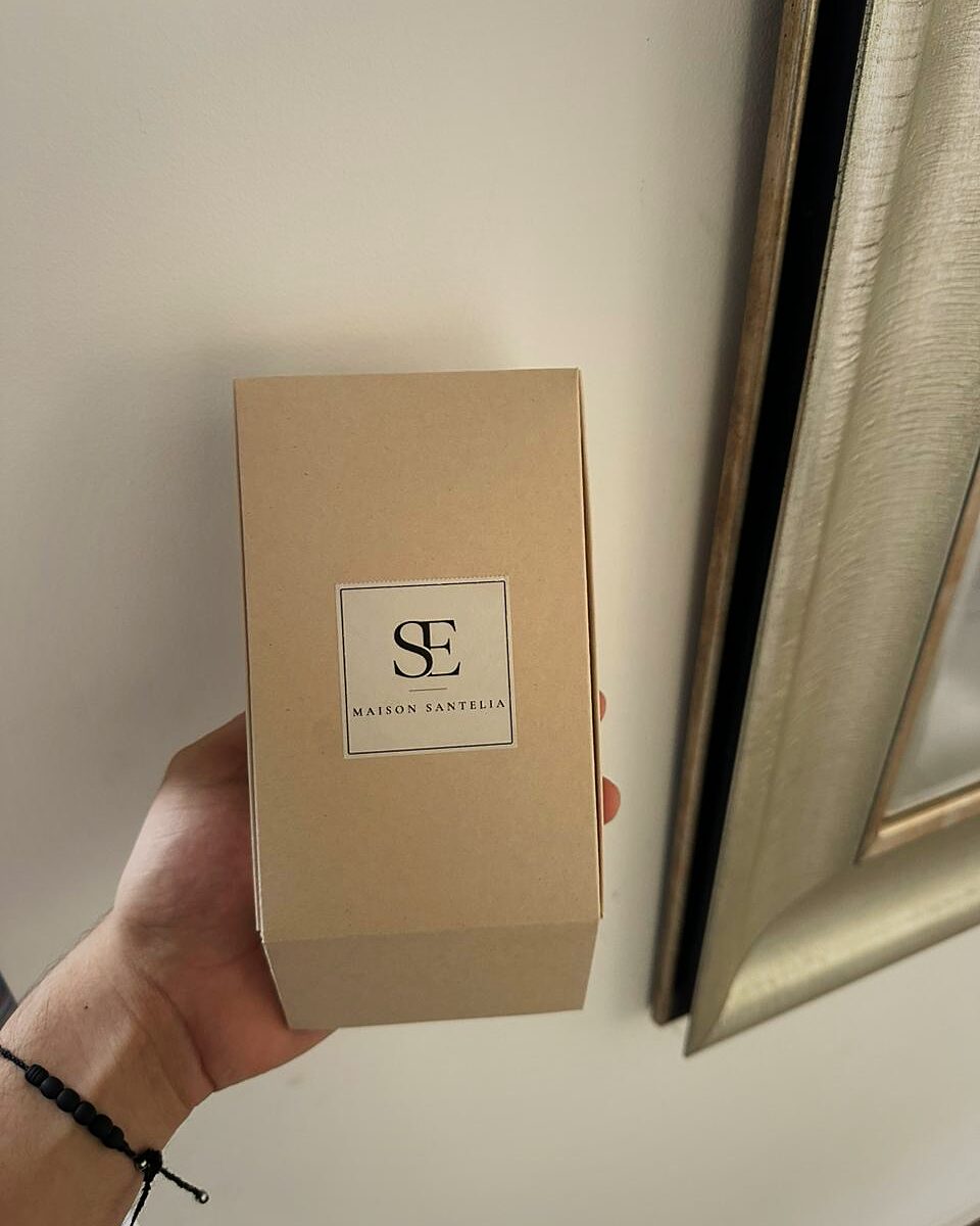 Caja kraft sellada de Maison Santelia con el sello SE
