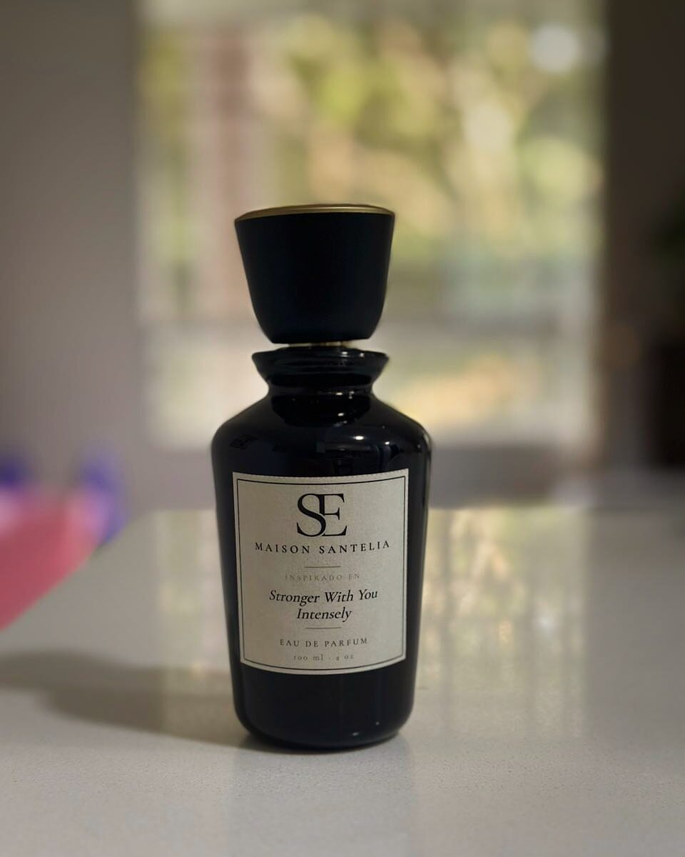 Frasco negro de 4 oz Stronger With You Intensely de Maison Santelia