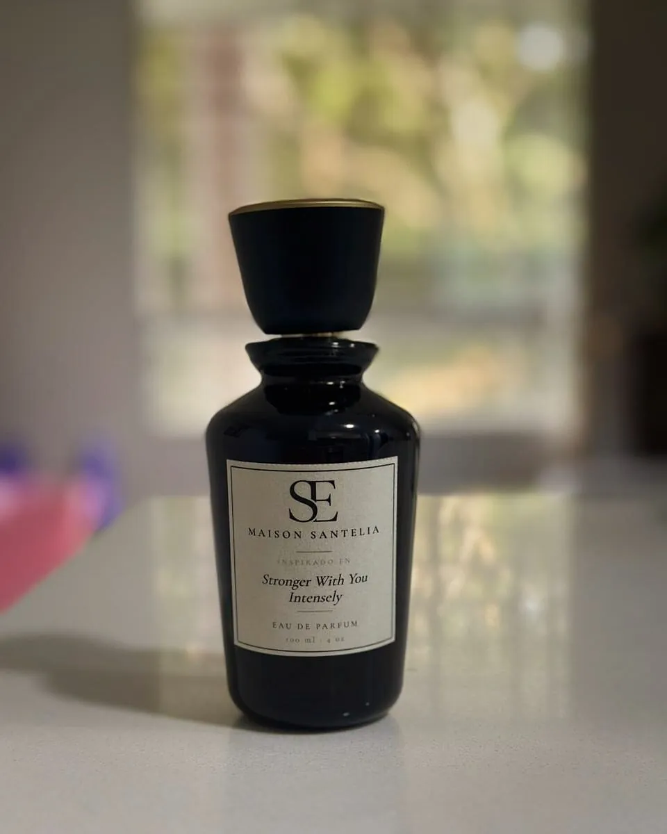 Frasco negro de 4 oz Stronger With You Intensely de Maison Santelia
